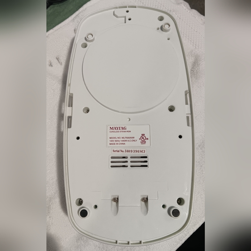 Maytag Cordless Steam Iron Cuff Press ML17500AAW 120 V 60HZ 1440W Tested Works - Picture 8 of 16